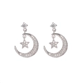 Detalle de pendientes de plata con estrella y luna e incrustaciones de circonita - Pendiente de Estrella y Luna Plateado (E1158)
