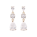 Detalle de pendientes dorados con circonitas blancas en forma de gota y corte redondo - Borla de 3 Capas Dorada (E1194)