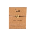 Handgemaakte Leeuw sterrenbeeld armband met gouden hanger op een presentatiekaart - Goud Leeuw (B0853)