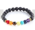 Lavastein-Armband mit sieben Chakra-Energiesteinen und goldenen Akzenten - Bunter Lavastein 4 (D0012)