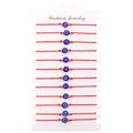 Vista dettagliata di 12 braccialetti rossi occhio del male con perline blu e dorate - Set Multi Cordino Rosso Occhio Blu Perle Oro
