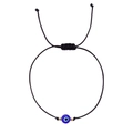 Dettaglio del bracciale intrecciato nero regolabile con occhio del male blu e tocchi dorati - Stile Cordino Nero Regolabile