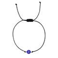 Dettaglio del bracciale in corda nera intrecciata con occhio blu e accenti in argento - Stile Cordino Nero Minimalista