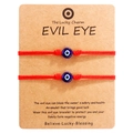 Detail der roten gewebten Evil-Eye-Armbänder auf einer Kraftpapierkarte für Paare - Hellblaue Perle Rote Kordel (B2938)