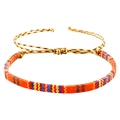 Detail van de bohemian geweven vriendschapsarmband met kleurrijke patronen en verstelbare sluiting - Oranje Blauw Geel Strepen (B2964)