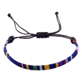 Detail van een kleurrijke etnische gevlochten armband met verstelbaar zwart schuifkoord - Zwart Koord Navy Gember