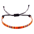 Detail van de bohemian geweven armband met etnische patronen en verstelbare schuifknoop - Zwart Koord Helder Oranje