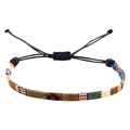 Detail van Boheemse handgeweven armband met kleurrijke draden en verstelbare schuifknoop - Zwart Koord Bruin Groen Blauw