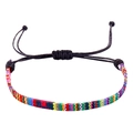 Detailopname van kleurrijke Boheemse geweven armband met verstelbare zwarte waskoordknoop - Zwart Koord Regelmatig Multi