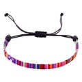 Detailweergave van de handgemaakte bohemien veelkleurige gevlochten armband met trekkoord - Zwart Koord Rood Paars Blauw