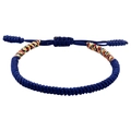 Nahaufnahme des handgefertigten Tibetischen Knotenarmbands mit blauer Kordel und Seidendetails - Dunkelblauer Geflochtener Stil (B3139) / Dunkelblau