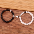 Detail des Magnet Herzverschlusses an schwarzen und weißen Perlenarmbändern für Paare - Bergkristall Schwarz Mattiert Herzmagnetverschluss (J1299) / Weiß/Schwarz