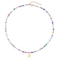 Detail van kleurrijke kralenketting met gouden letter A hanger en sluiting - Letter A Stijl (N1136-A#)