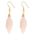 Boucles d'oreilles bohèmes dorées avec pendentifs plumes en cristal rose - Pendentif Plume Rose (EE0025)