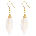 Boucles d'oreilles bohèmes en résine plumes blanches avec crochets dorés raffinés - Plume Irisée Blanche (EE0026)