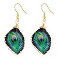 Boucles d'oreilles plume de paon bohèmes avec crochets dorés et pendentifs résine - Motif Plume de Paon (EE0024)