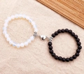 Pärchen-Armbandset aus Naturstein mit Magnet-Herzverschluss und mattierten Perlen - Schwarz-Weiße Mattierte Herz Magnetischer Stil (J0085-B) / Schwarz Weiß