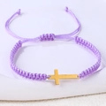 Detail von lila geflochtenem Armband mit goldenem Edelstahlkreuz und verstellbarem Band - Edelstahl Gold Kreuz (B3416)
