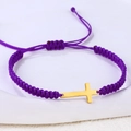 Detail eines handgewebten lila Kordelarmbands mit goldenem Edelstahl-Kreuzanhänger - Edelstahl Gold Kreuz (B3417)