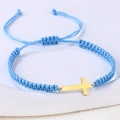 Detailaufnahme von handgefertigtem hellblauem Flechtarmband mit goldenem Edelstahlkreuz - Edelstahl Gold Kreuz (B3418)