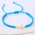 Makrodetail eines handgewebten blauen Armbands mit goldenem Edelstahlkreuz - Edelstahl Gold Kreuz (B3419)