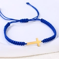 Makro-Detail von dunkelblauem Flechtarmband mit poliertem goldenem Kreuzanhänger aus Stahl - Edelstahl Gold Kreuz (B3420)