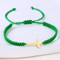 Detail der grünen handgewebten Kordelarmband mit verstellbarem Knoten und Goldkreuz - Edelstahl Gold Kreuz (B3422)