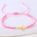 Nahaufnahme des rosa geflochtenen Armbands mit goldenem Kreuz und Schiebeknoten - Edelstahl Gold Kreuz (B3424)