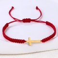 Detail eines roten handgeflochtenen Armbands mit goldenem Edelstahlkreuz und Schiebeverschluss - Edelstahl Gold Kreuz (B3426)