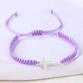 Detailansicht lila geflochtenes Armband mit silbernem Edelstahlkreuz für Paare - Edelstahl Silber Kreuz (B3430)