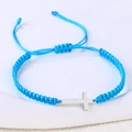 Detailansicht des blauen geflochtenen Armbands mit poliertem Metallkreuz-Anhänger - Edelstahl Silber Kreuz (B3432)
