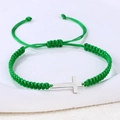 Nahaufnahme von handgewebtem Seilarmband in Grün mit einem silbernen Edelstahl-Kreuz - Edelstahl Silber Kreuz (B3435)