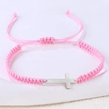 Nahaufnahme des rosa geflochtenen Armbands mit verstellbarem Seil und Silberkreuz - Edelstahl Silber Kreuz (B3437)