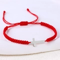 Detail eines roten geflochtenen Armbands mit poliertem Edelstahlkreuz-Anhänger - Edelstahl Silber Kreuz (B3438)
