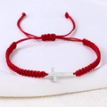 Detailaufnahme des handgeflochtenen roten Armbands mit silbernem Stahlkreuz-Anhänger - Edelstahl Silber Kreuz (B3439)