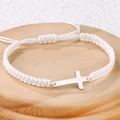 Detail eines handgewebten weißen Armbands mit einem polierten Edelstahl-Kreuzanhänger - Edelstahl Silber Kreuz (B3441)