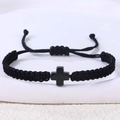 Detailaufnahme von gewebtem schwarzem Seilarmband mit mattem schwarzem Edelstahl-Kreuzanhänger - Hämatit Kreuz (B3445)