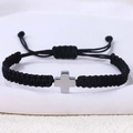 Detailansicht des handgefertigten schwarzen geflochtenen Armbands mit silbernem Kreuz - Hämatit Kreuz (B3446)