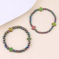 Dettaglio di due braccialetti di perline in ematite iridescente con croci pendenti - Set da 2 pezzi / Colorato