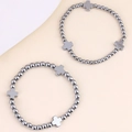Dettaglio di bracciali con perle di ematite grigio scuro e ciondoli a croce stile neutro - Set da 2 pezzi / Argento