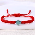 Detail eines roten geflochtenen Armbands mit blauem Hämatit-Kreuz und verstellbarem Knoten - Hämatit Kreuz (B3449)