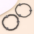 Dettaglio di set bracciali di perline in ematite nera con tre ciondoli a croce - Set da 2 pezzi / Nero