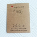 Tarjeta de papel kraft marrón con ilustración de promesa y detalle de corazón rojo - Tarjeta Pinky Promise (K088) / 9CM*7CM