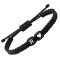 Pulsera de pareja tejida a mano en negro con letra R blanca y detalles de dije de corazón - Letra R (J1975-R)