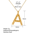 Detailweergave van gouden roestvrijstalen ketting met textuur letter A hanger afmetingen - Letter A (XL0128-A)
