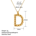 Macro-detail van de waterbestendige 18k gouden letter D hanger met gedraaide touwtextuur - Letter D (XL0131-D)