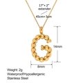 Detalle macro del colgante letra G en oro de 18k con dimensiones y textura de cuerda trenzada - Letra G (XL0134-G)