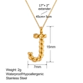 Vista de detalle del colgante de letra J bañado en oro 18k con textura trenzada en acero inox - Letra J (XL0137-J)