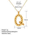 Detalle del colgante letra Q bañado en oro 18k con textura de cuerda y cadena de acero - Letra Q (XL0144-Q)