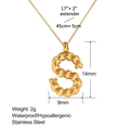 Vista detallada del colgante letra S bañado en oro de 18k con textura trenzada y medidas - Letra S (XL0146-S)